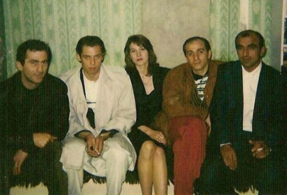 Молодая Елена Хахалева с авторитетными кавказскими приятелями 